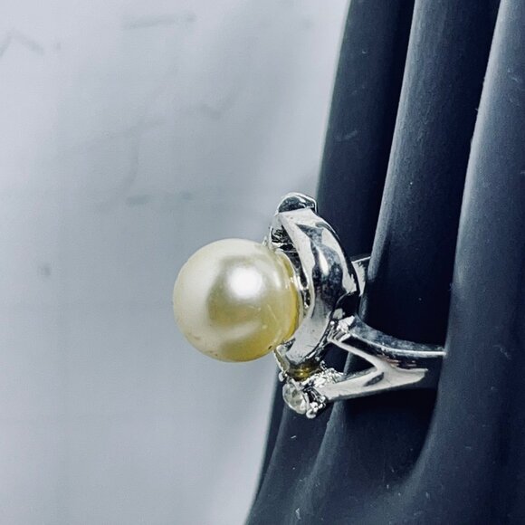 Silver Tone Rhinestone & Faux Pearl Statement Ring Size 6.25 (R429) - Picture 4 of 8